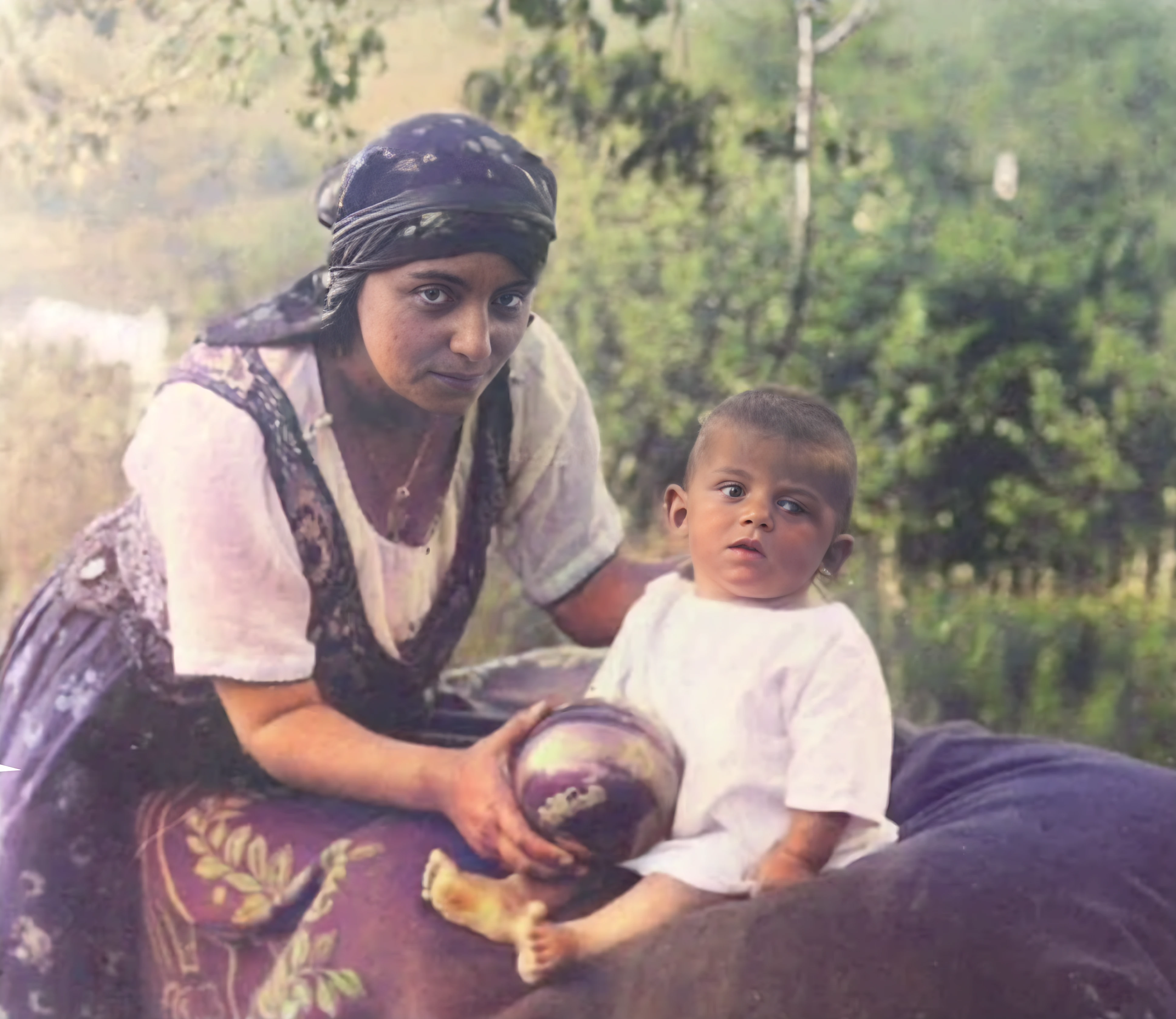 Pinhas with his mother, date unknown
